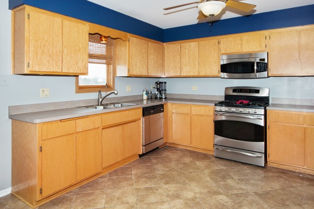 703 Edgewater Dr, Minooka, IL 60447 photo 2