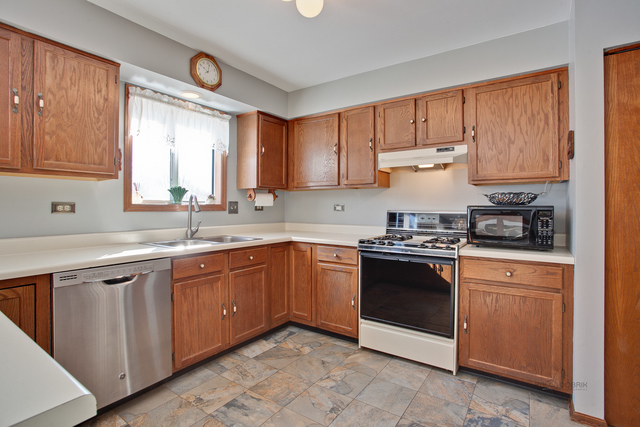 69 Georgetown Dr, Cary, IL 60013 photo 9