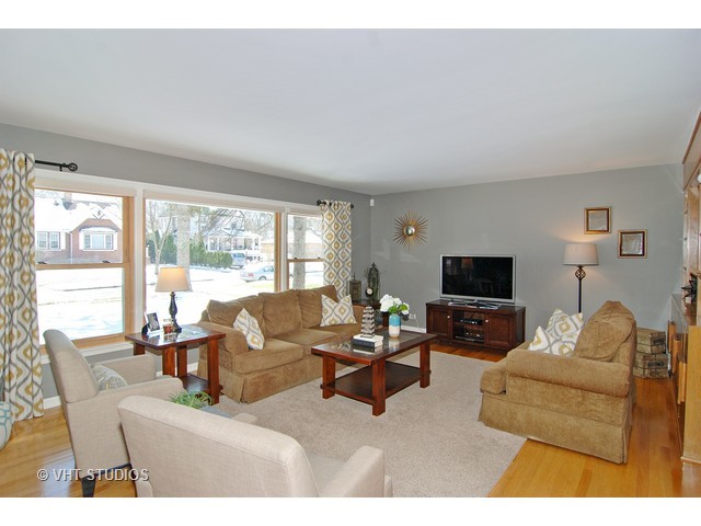250 Blackhawk Rd, Riverside, IL 60546 photo 2