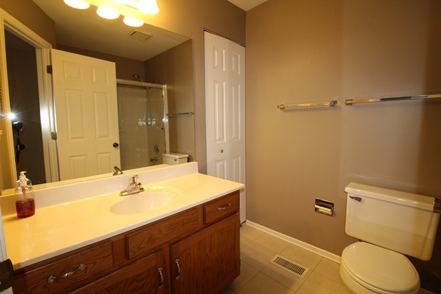 1612 Warwick Ct #B1, Wheeling, IL 60090 photo 8