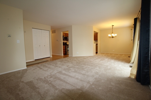 1612 Warwick Ct #B1, Wheeling, IL 60090 photo 2