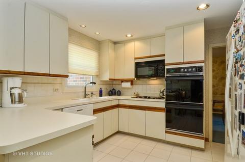 262 Coachmaker Dr, Northbrook, IL 60062 photo 4