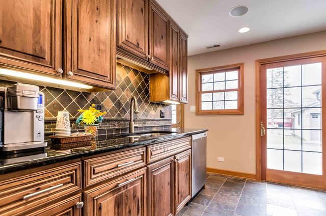 1575 Highland Blvd, Hoffman Estates, IL 60169 photo 9