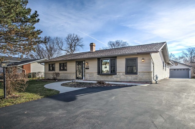 1575 Highland Blvd, Hoffman Estates, IL 60169 photo 1