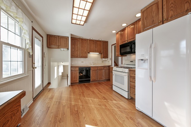 7721 Cherry Tree Ln, Willowbrook, IL 60527 photo 4