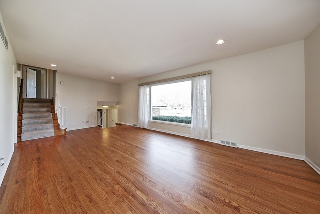 7721 Cherry Tree Ln, Willowbrook, IL 60527 photo 2