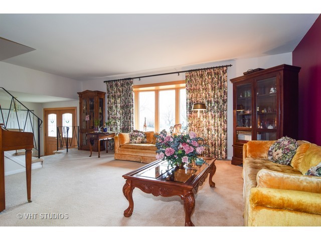 3564 Winston Cir, Hoffman Estates, IL 60192 photo 2