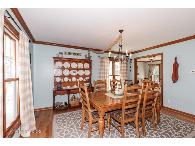 548 Bailey Dr, Batavia, IL 60510 photo 2