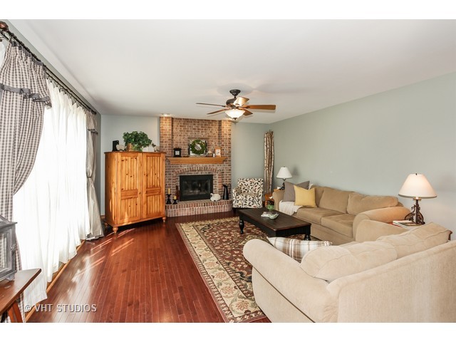 548 Bailey Dr, Batavia, IL 60510 photo 3