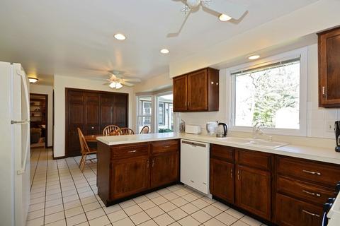 1701 Maple Ln, Wheaton, IL 60187 photo 3