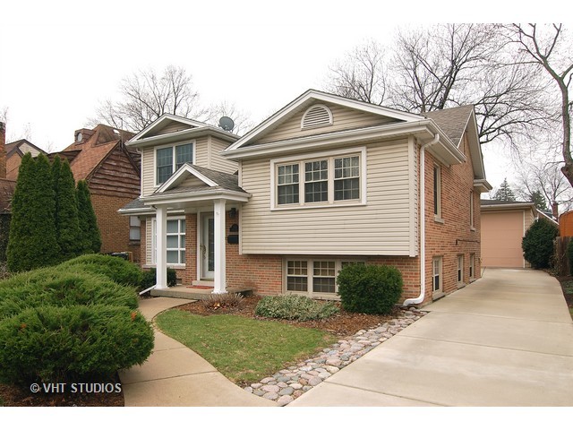 566 Byrd Rd, Riverside, IL 60546 photo 1