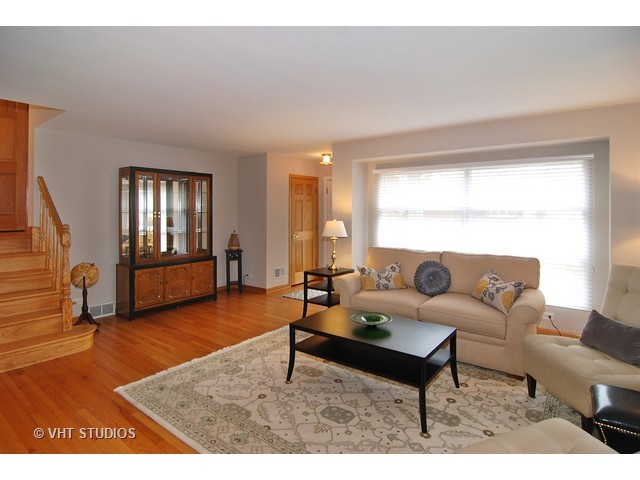 566 Byrd Rd, Riverside, IL 60546 photo 4