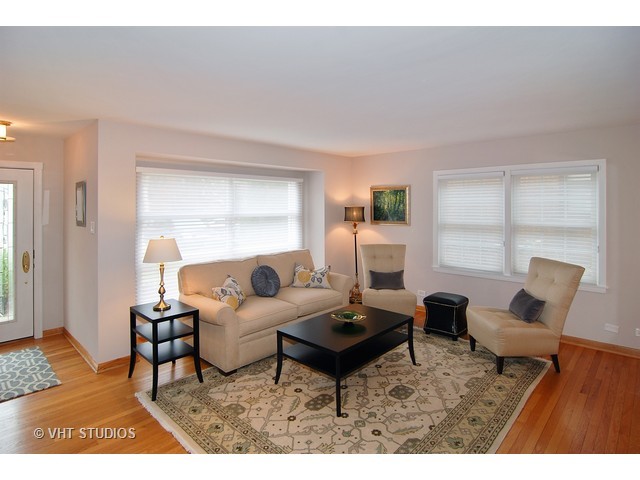 566 Byrd Rd, Riverside, IL 60546 photo 2