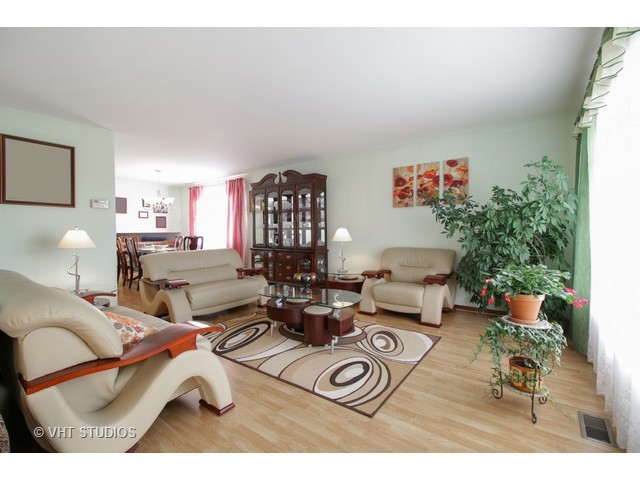 7932 W 79th Pl, Bridgeview, IL 60455 photo 2
