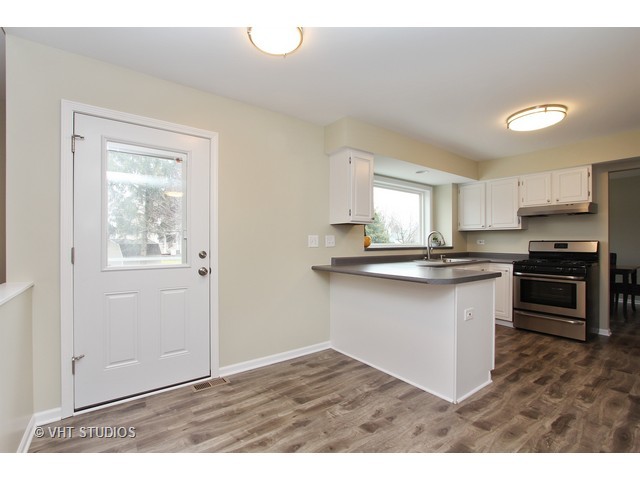 69 Hampton St, Cary, IL 60013 photo 4