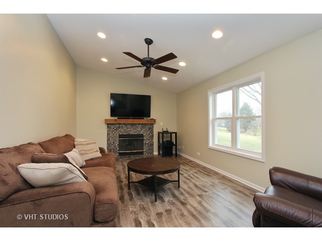 69 Hampton St, Cary, IL 60013 photo 2