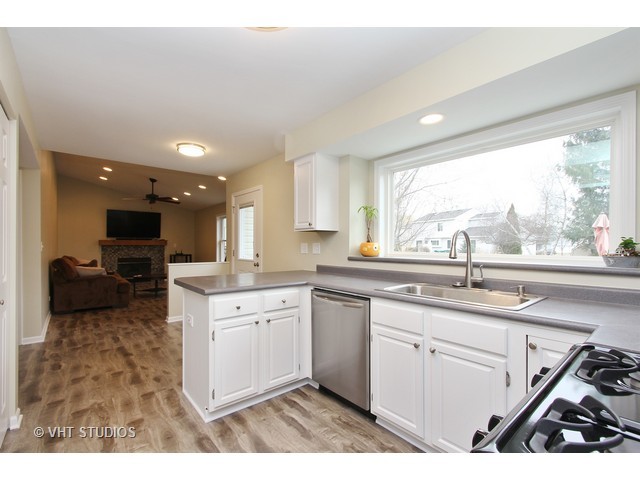 69 Hampton St, Cary, IL 60013 photo 3