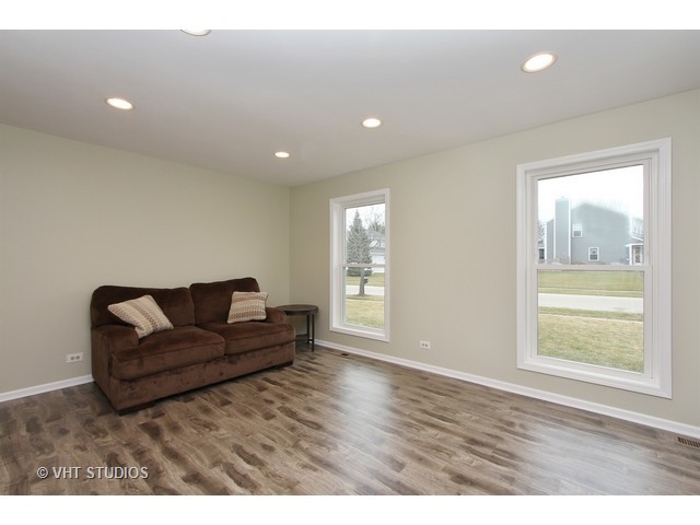 69 Hampton St, Cary, IL 60013 photo 6