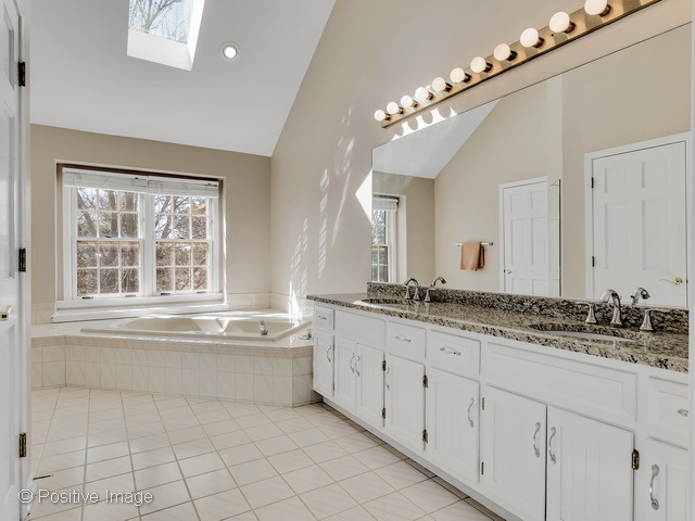 68 Hawkins Cir, Wheaton, IL 60189 photo 17