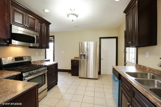 511 Douglas Ave, Elgin, IL 60120 photo 3