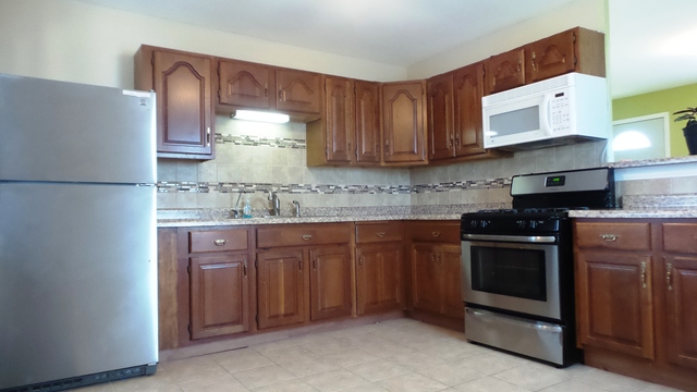 211 E Maxon Ln, Streamwood, IL 60107 photo 9