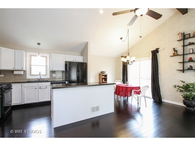 721 Monroe Dr, Lindenhurst, IL 60046 photo 4