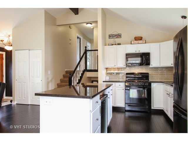 721 Monroe Dr, Lindenhurst, IL 60046 photo 3