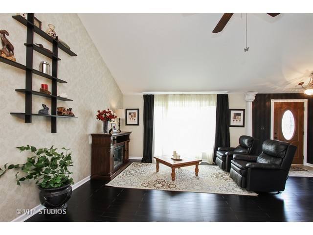 721 Monroe Dr, Lindenhurst, IL 60046 photo 2