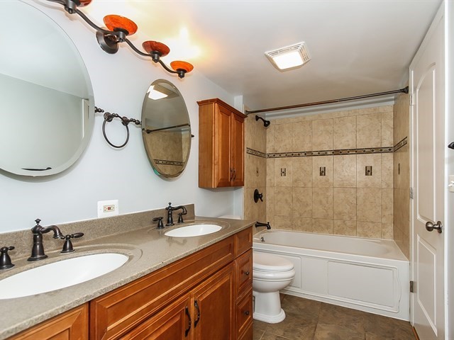 1025 Lancaster Ct, Hoffman Estates, IL 60169 photo 14
