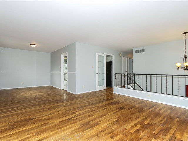 1025 Lancaster Ct, Hoffman Estates, IL 60169 photo 3