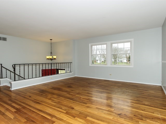 1025 Lancaster Ct, Hoffman Estates, IL 60169 photo 2