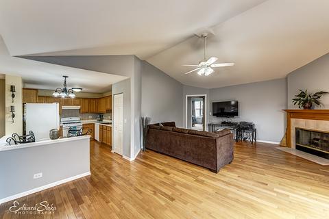 2114 Glacier Ct, Algonquin, IL 60102 photo 2