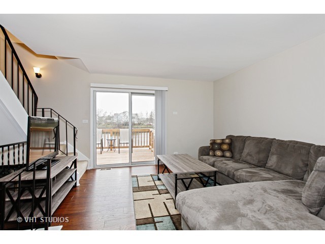 100 Raintree Ct, Aurora, IL 60504 photo 2