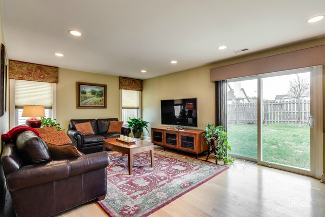 1260 John Dr, Hoffman Estates, IL 60169 photo 10