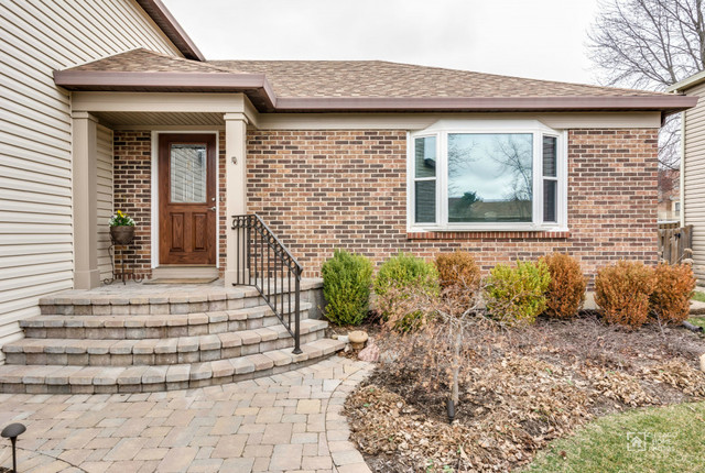 1260 John Dr, Hoffman Estates, IL 60169 photo 2