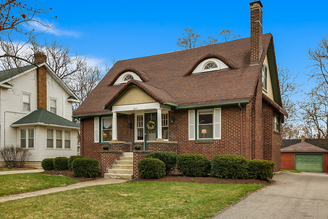 827 N Summit St, Wheaton, IL 60187 photo 2