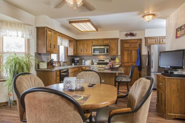 221 Gingerbrook Ln, Bartlett, IL 60103 photo 8