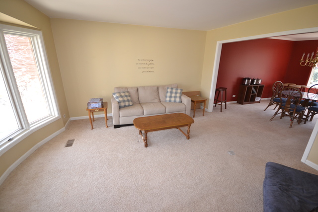 625 Birch St, Algonquin, IL 60102 photo 2