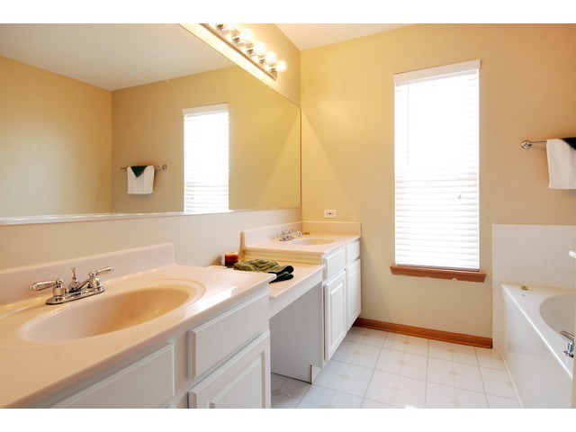 571 Wingpointe Dr, Aurora, IL 60506 photo 11