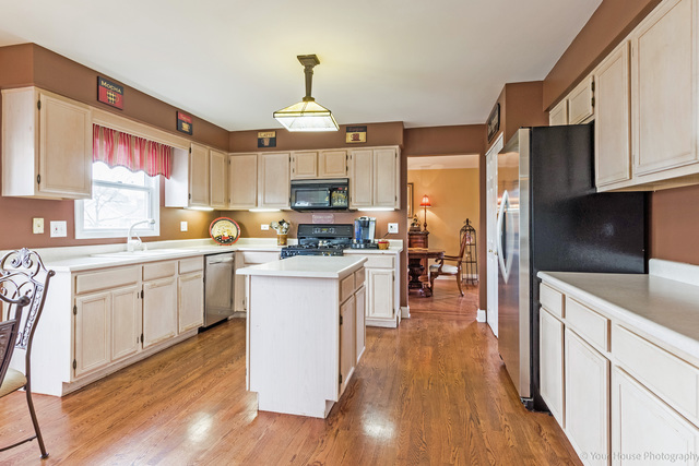 1330 Saddlebrook Rd, Bartlett, IL 60103 photo 3
