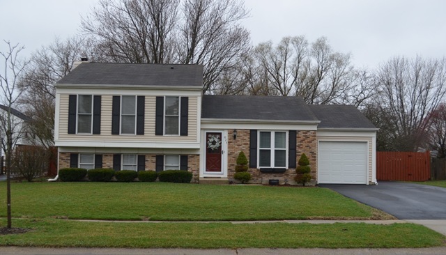 825 Tanglewood Dr, Algonquin, IL 60102 photo 1