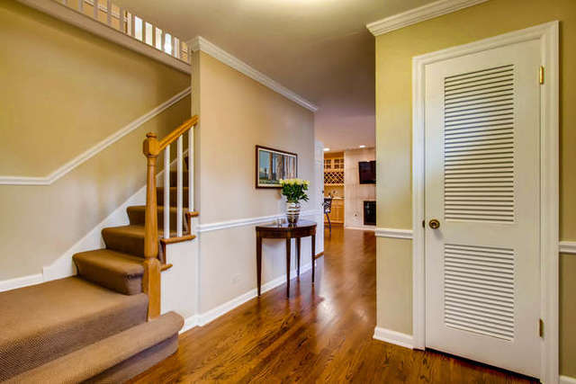 910 S Hale St, Wheaton, IL 60189 photo 2