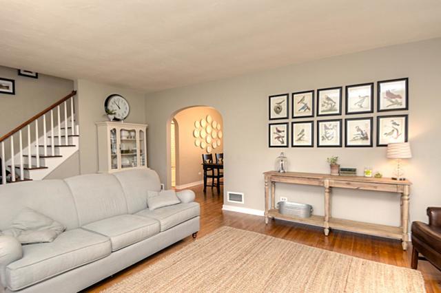 422 N Commonwealth Ave, Elgin, IL 60123 photo 4