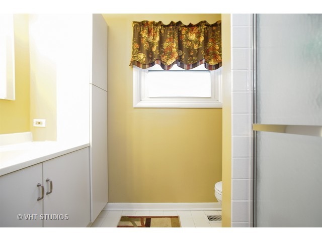 240 Lafayette Ln, Hoffman Estates, IL 60169 photo 11