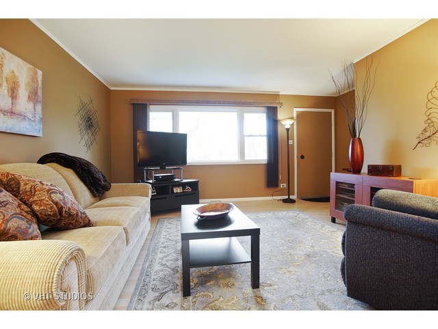 240 Lafayette Ln, Hoffman Estates, IL 60169 photo 2