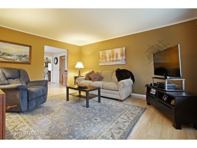 240 Lafayette Ln, Hoffman Estates, IL 60169 photo 3