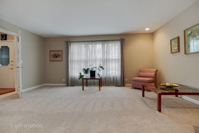 1245 John Dr, Hoffman Estates, IL 60169 photo 4