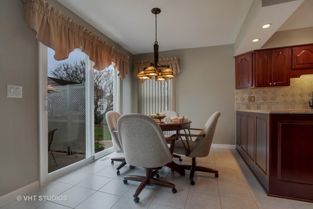 1245 John Dr, Hoffman Estates, IL 60169 photo 9