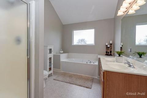 2568 Crestview Dr, Aurora, IL 60502 photo 18