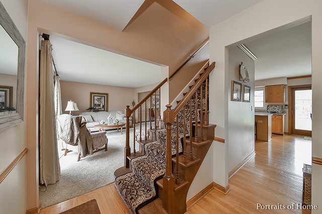 1127 Casa Solana Dr, Wheaton, IL 60189 photo 2